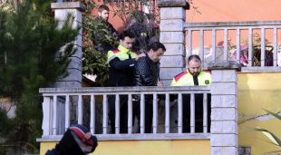 Els Mossos d'Esquadra s'endú un detingut a la urbanització Montbarbat de Maçanet de la Selva