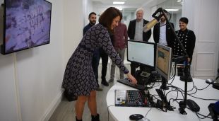 Madrenas durant la inauguració de la ràdio municipal (arxiu)