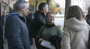 La regidora d'ERC a la Jonquera, Marta Collell, parlant amb diversos càrrecs electes