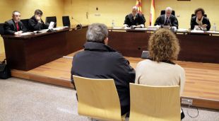 Desquenes, l'exalcalde i l'exsecretària de Cantallops a la sala de vistes de l'Audiència de Girona
