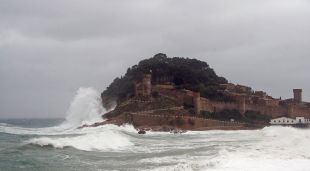 La llevantada castigant Tossa de Mar
