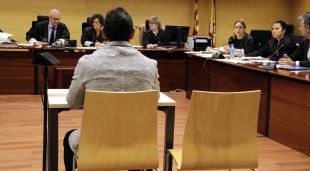 D'esquenes, l'acusat de violar repetidament una nena de 9 anys a Cassà de la Selva