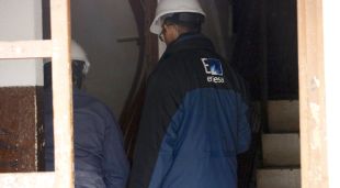 Tècnics d'Endesa analitzant els comptadors punxats en una escala del carrer del Roure del barri de Font de la Pólvora (arxiu)