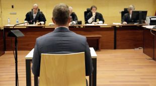 D'esquenes, l'acusat de violar una noia a L'Escala aprofitant que anava beguda