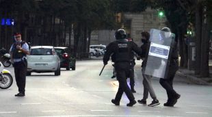 El menor que va tirar pintura, en el moment de la seva detenció