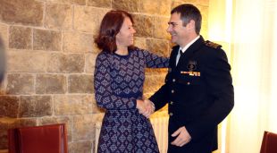 L'alcaldessa de Girona, Marta Madrenas, i l'intendent de la Policia Municipal, Joan Jou, en el moment de la presa de possessió del càrrec