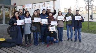 La concentració de CCOO en suport a la professora que ha portat Educació a judici davant del Palau de Justícia