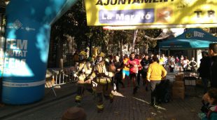 Un instant de la cursa dels Bombers que s'ha fet avui a Girona