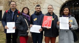 Els representants de CCOO davant el centre cívic 'Can Ninetes' del barri de Santa Eugènia de Girona