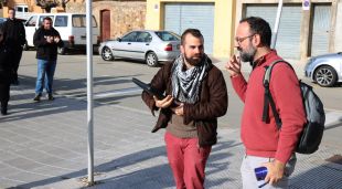 Robert Huertas just en el moment en què entrava als Jutjas de la Bisbal amb el seu advocat, Benet Salellas