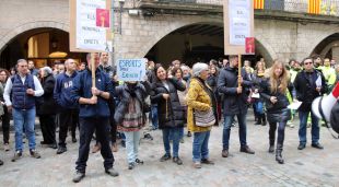 Els cartells que duien els treballadors de l'Ajuntament de Girona durant la protesta