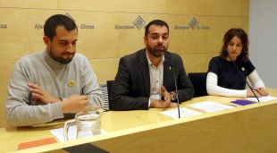 Els regidors d'ERC a l'Ajuntament de Girona Àdam Bertan, Quim Ayats i Anabel Moya, durant la valoració del pressupost del 2020