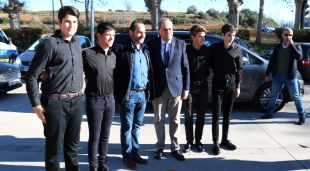 El president de la Generalitat, Quim Torra, amb músics banyolins en l'acte d'homenatge a l'exili