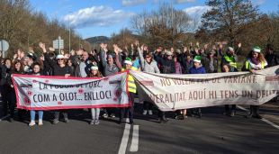 Els veïns durant la protesta que s'ha fet aquest avui a Olot