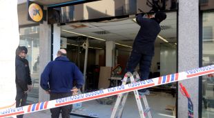 Un lateral de la Caixa de Riudellots, destrossat després que uns lladres encastessin un cotxe