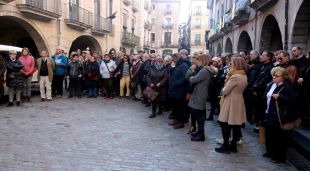 Desenes de persones han fet un minut de silenci en record a la nena de 10 anys morta a Girona
