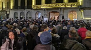 Les persones concentrades a la plaça del Vi durant els parlaments de l'alcaldessa Marta Madrenas