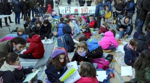 Els alumnes de l'escola Balandrau fent classe davant la seu de la Generalitat a Girona,