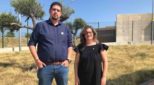 Els dos vicepresidents de la Diputació de Girona, Pau Presas i Maria Puig, sortint de la visita a Dolors Bassa
