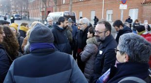 Els investigats davant la comandància de la Guàrdia Civil a Girona