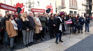 Un moment de l'acte de la plataforma 'Prou Correbous' a la plaça Sant Jaume