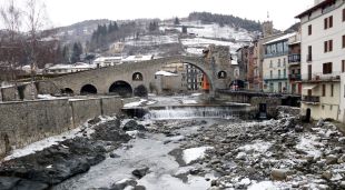 L'emblemàtic pont de Camprodon (Ripollès) amb el paisatge enfarinat