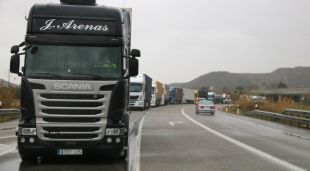 Diversos camions aturats a la N-II a causa del temporal amb el carril de tornada buit a causa de les restriccions de trànsit