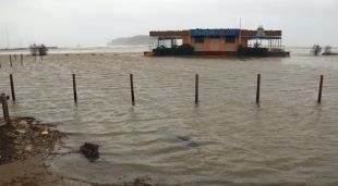 Un edifici a tocar de la platja encerclat pel mar a l'Estartit (Baix Empordà)