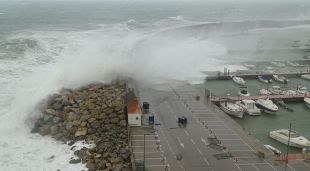 El port de Palamós, ahir durant el temporal