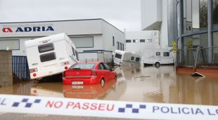 Un seguit de caravanes i un cotxe inundades pel desbordament d'un riu a Hostalric