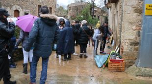 Alguns veïns de Crespià al carrer traient aigua aquest dimecres