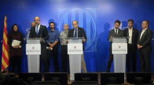 El president de la Generalitat, Quim Torra, amb el conseller d'Interior, Miquel Buch; el de Territori, Damià Calvet, i responsables d'emergències