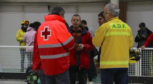Els cossos de seguretat avaluant la situació dels desallotjats de la urbanització Riuclar en el pavelló d'Hostalric