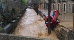 El torrent de Crespià i un vehicle encastat