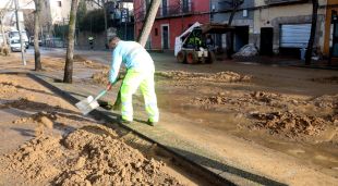 Operaris netejant la zona inundada de Pedret