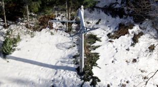 Un suport de formigó doblegat pel temporal a Sant Hilari