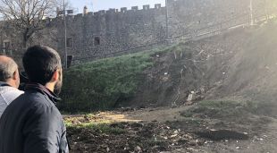 Revistant els danys del temporal al seu pas pel castell d'Hostalric