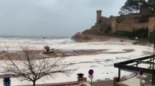 El temporal castigant dijous la platja de Tossa de Mar