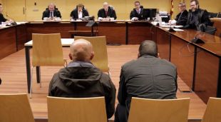 D'esquenes, els acusats de segrestar una veïna de Girona durant sis hores