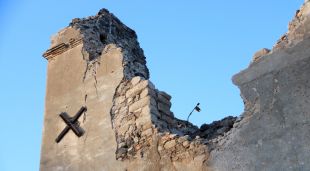 La part ensorrada del campanar de l'església de l'Esparra, al municipi de Riudarenes