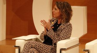 La consellera d'Empresa i Coneixement, Maria Àngels Chacón, aplaudint una de les intervencions de la Taula Gironina de Turisme