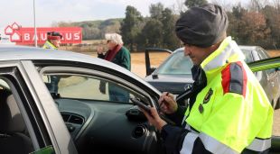 La patrulla del vehicle espiell sancionant un conductor que no duia el cinturó cordat a l'alçada del polígon de l'Avellaneda