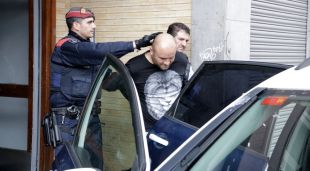 Els Mossos d'Esquadra enduent-se el detingut per matar un paleta a Puigcerdà