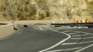 Pla general de l'RN116 al seu pas per Sautó (Conflent) on es veu part de la via enfonsada.