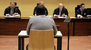 D'esquenes, l'acusat de descarregar-se i compartir pornografia infantil