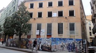 L'edifici de l'antiga Central del Molí, amb l'obra sense moviment, avui