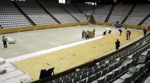 El parquet, a mig col·locar al pavelló de Fontajau