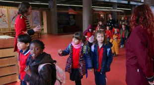 Els primers grups d'escolars entrant a la carpa per assistir a la preestrena de l'espectacle blau del Festival del Circ de Girona