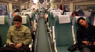 Diversos usuaris en el primer Euromed Barcelona - València del corredor del mediterrani.