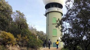 Dos guaites forestals arribant a la torre de vigilància del Puig d'Arques
